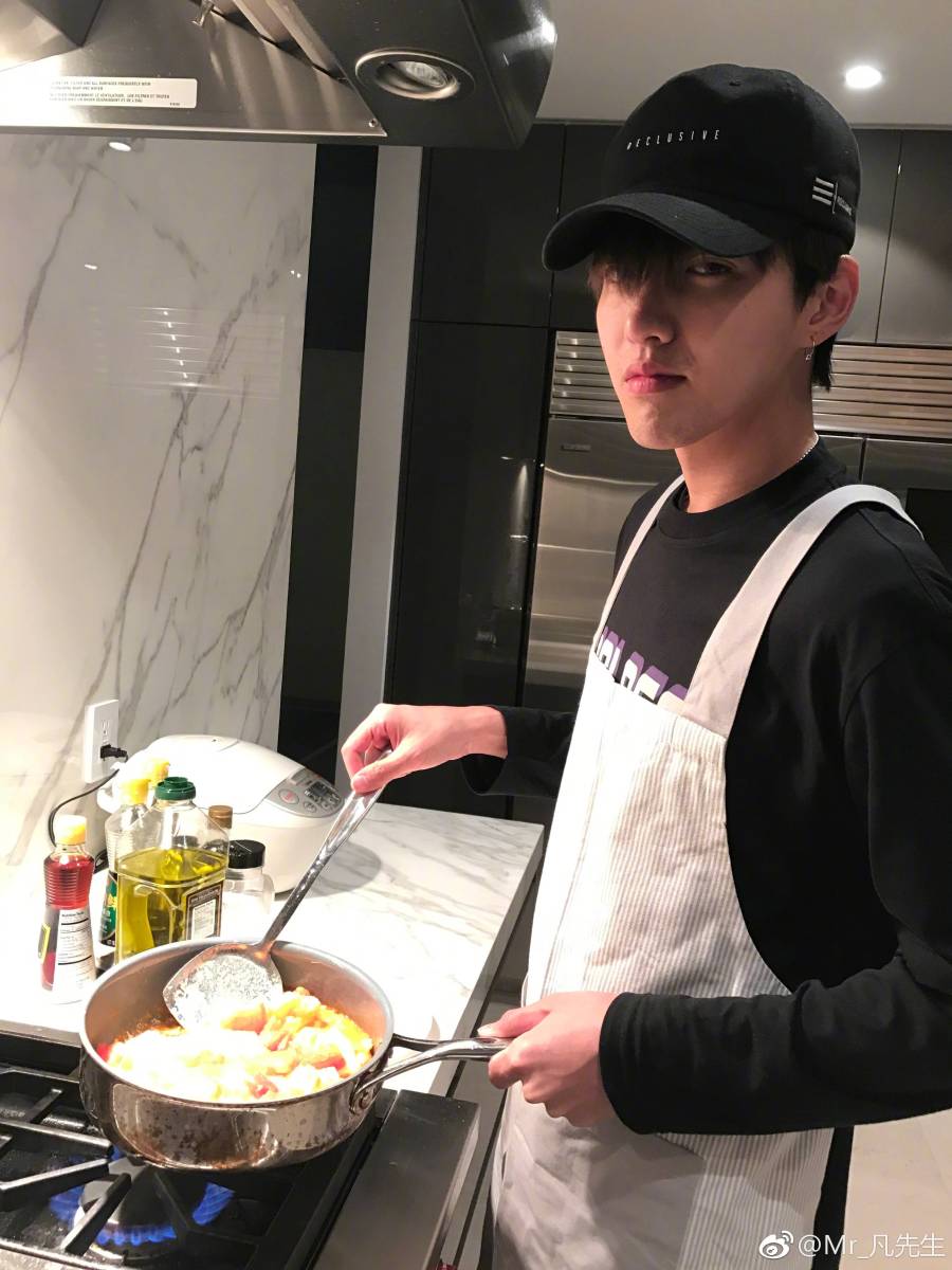 Kris Wu weibo : Today Cooking for Mom ✌
